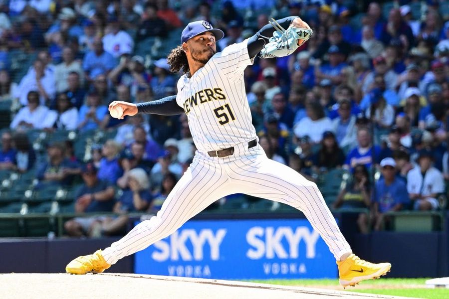 Freddy Peralta busca mantenerse caliente mientras los Cerveceros se enfrentan a los Dodgers