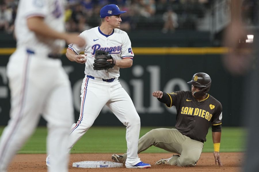David Peralta ends homer drought as Padres top Rangers