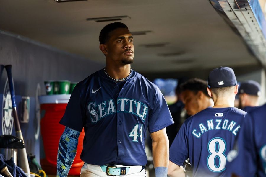 Mariners CF Julio Rodríguez sale temprano por rigidez en el cuádriceps