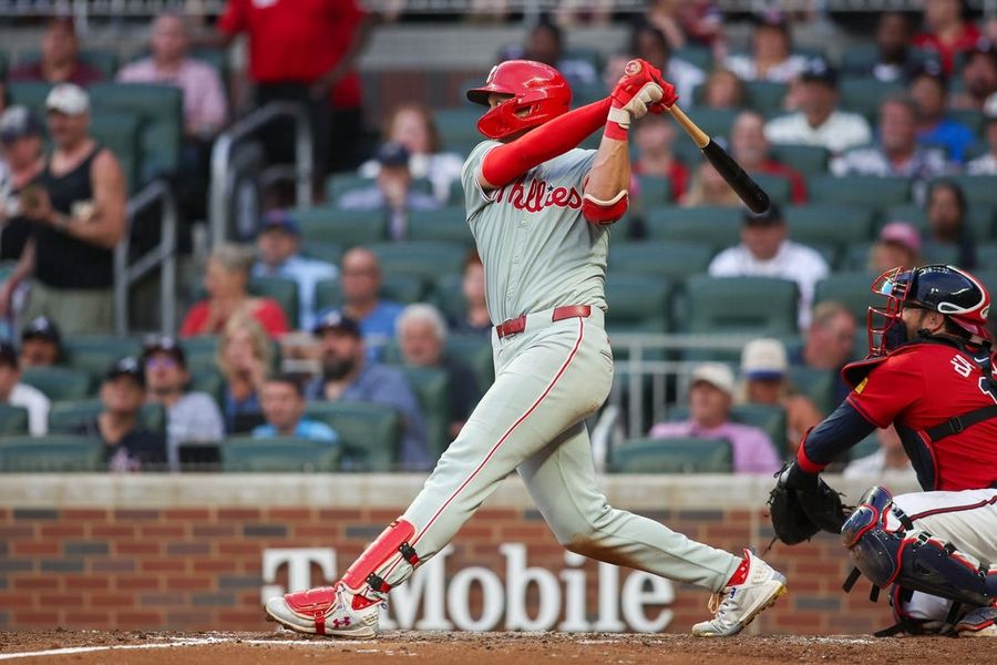 Los jonrones de 2 carreras de Trea Turner ayudan a Phils a superar a los Bravos
