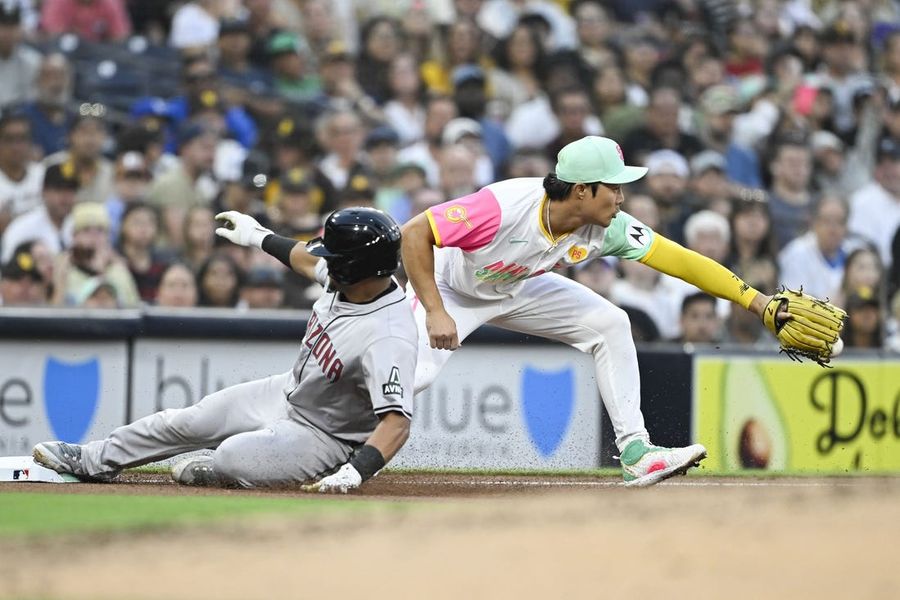 Manny Machado dispara HR de 2 carreras en el noveno para llevar a los Padres a superar a los Diamondbacks