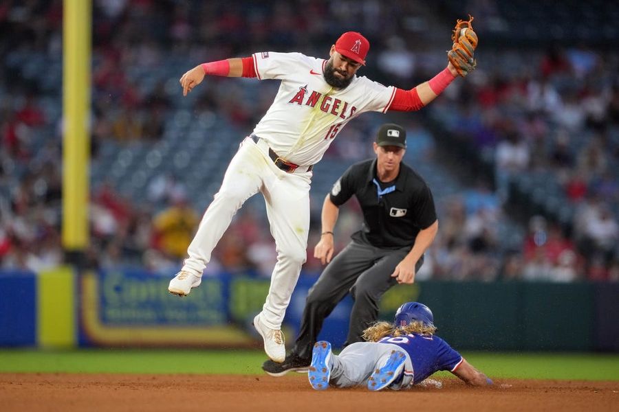 Corey Seager y Wyatt Langford impulsan a los Rangers a superar a los Angelinos
