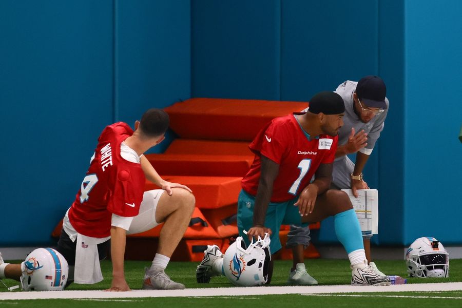 Dolphins y Mike McDaniel son sensibles a la disputa contractual de Tua