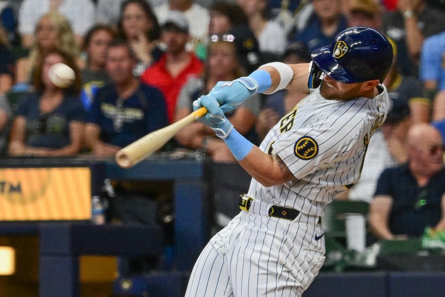 Los Cerveceros usan bates y defensa para superar a los Marlins