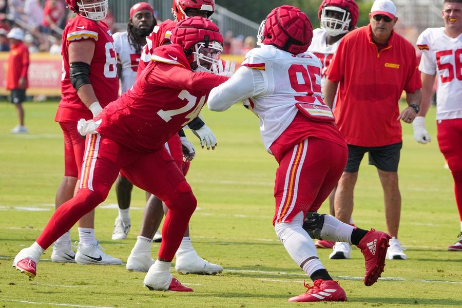 Andy Reid: El tackle derecho de los Chiefs, Jawaan Taylor (hombro), estará 'bien'