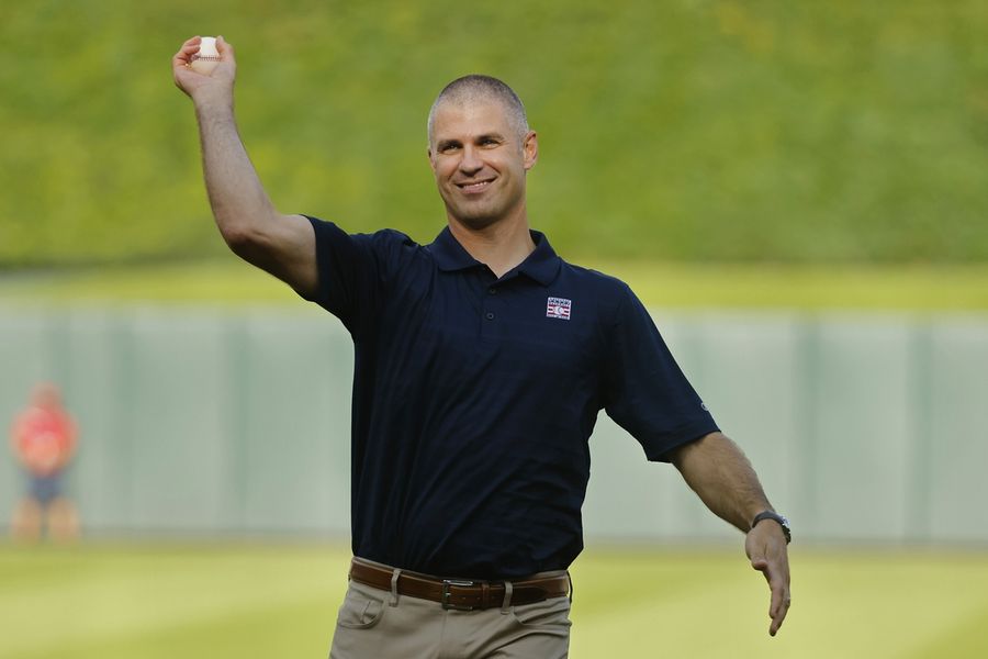 Mellizos develan estatua del Salón de la Fama Joe Mauer