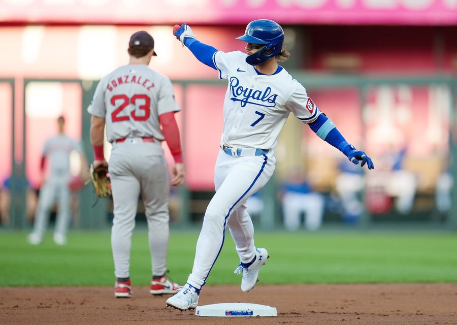 Bobby Witt Jr. (2 HR) impulsa a los Reales a superar a los Medias Rojas 
