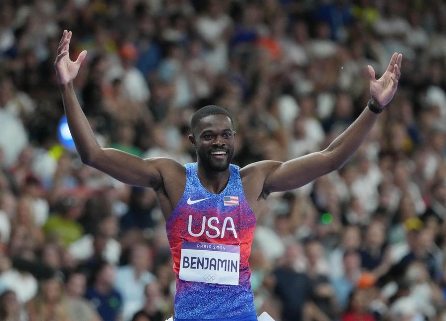 Homens dos EUA vencem revezamento 4x400 emocionante em tempo recorde olímpico