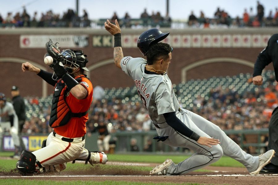 Mark Canha's sac fly in 9th lifts Giants past Tigers