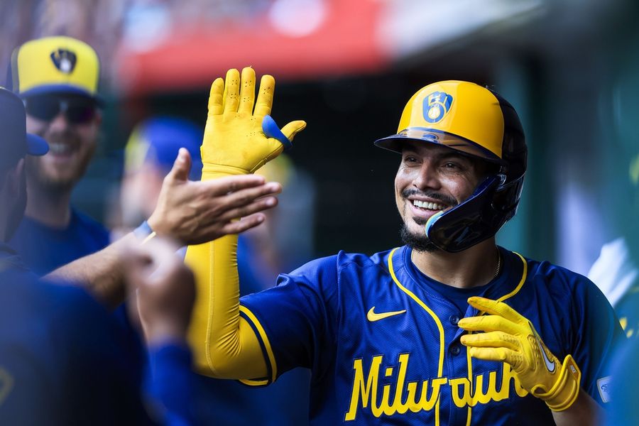 Brewers get the better of Reds in 10 innings