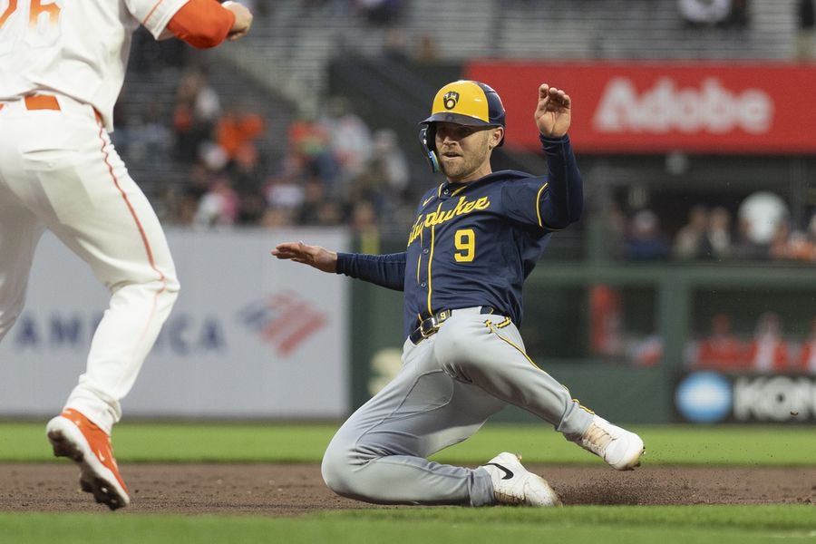 Bullpen locks down Brewers' win over Giants