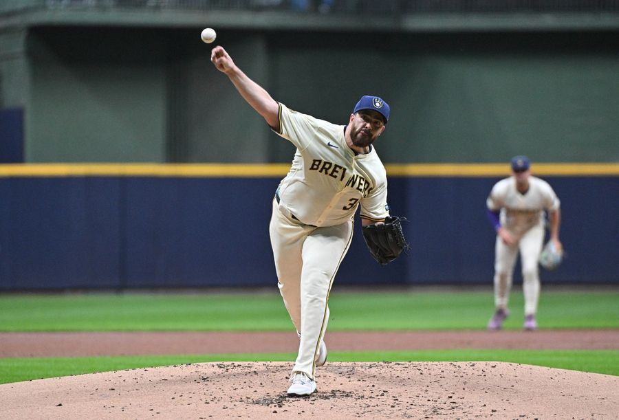 Brewers trip Phillies, close in on NL Central title