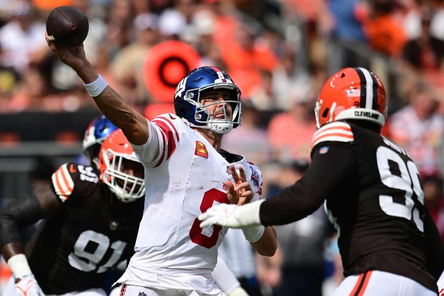 Giants avoid 0-3 start, pounce on Browns' miscues