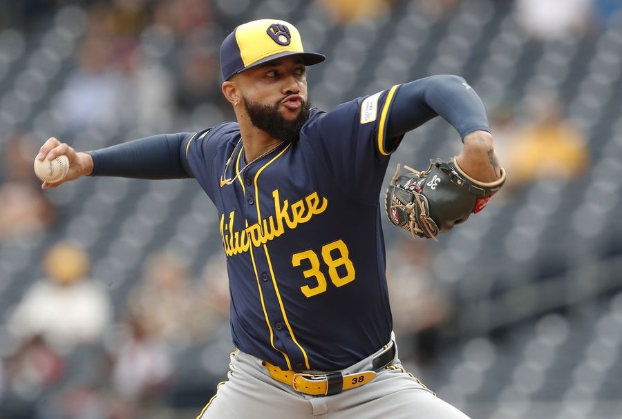 Informe: Los Yankees adquieren al cerrador de los Cerveceros Devin Williams