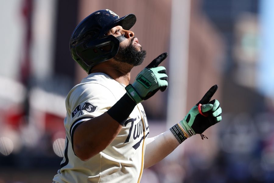 ¿La tercera es la vencida? El 1B Carlos Santana regresa a los Guardianes