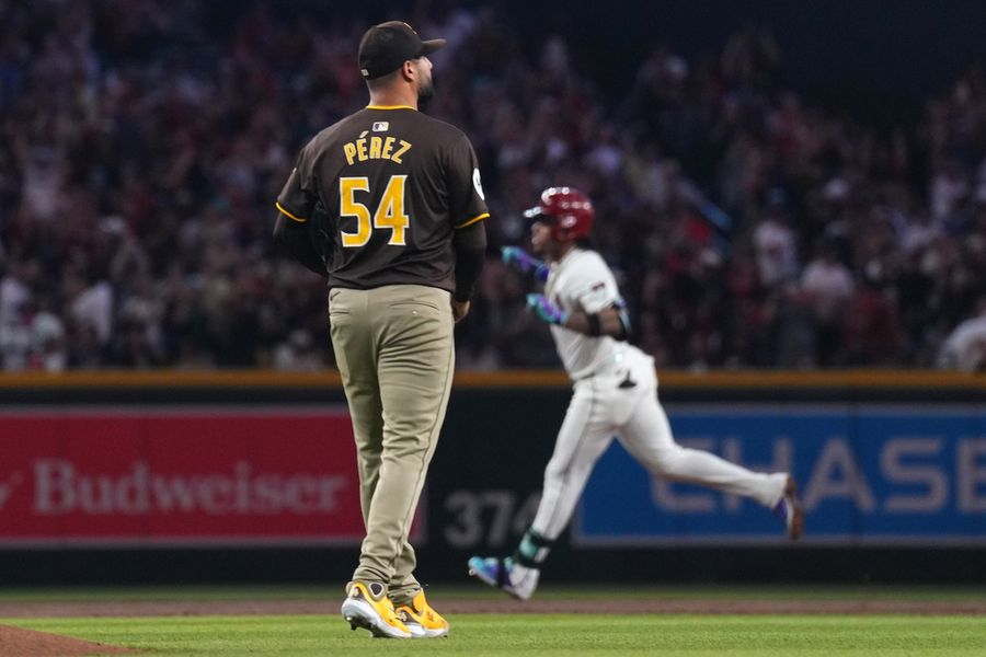 D-backs pound Padres to keep playoff hopes alive