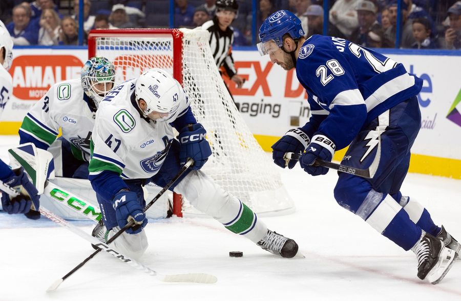 Lightning cruise to home-opening win vs. Canucks