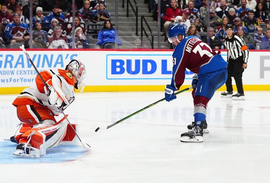 Los Avs obtienen su primera victoria y vencen a los Ducks en tiempo extra con gol de Nathan MacKinnon