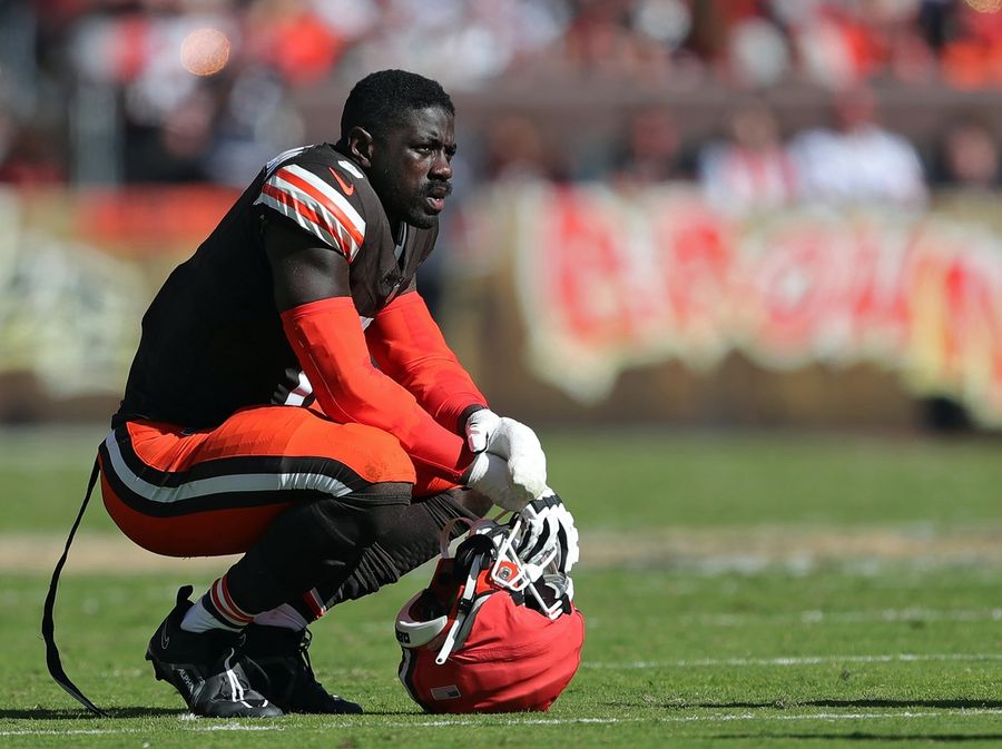 Deadspin | Browns LB Jeremiah Owusu-Koramoah (neck) out vs. Chargers