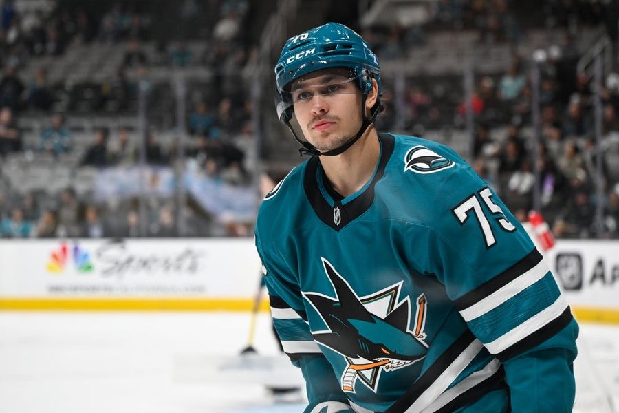 Avalanche cambia a F Oskar Olausson a Sharks por F Danil Gushchin
