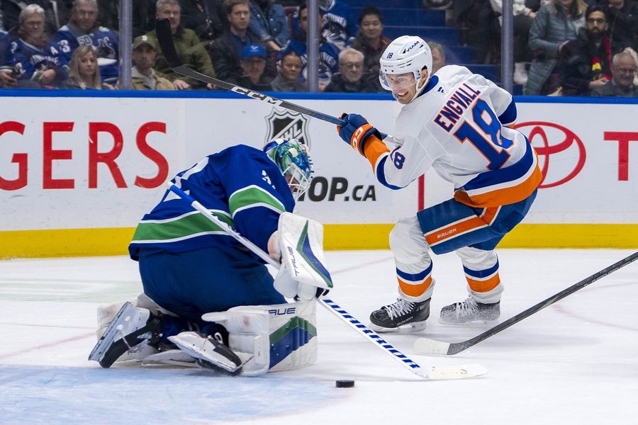 Islanders ease past Canucks, extend point streak to 5