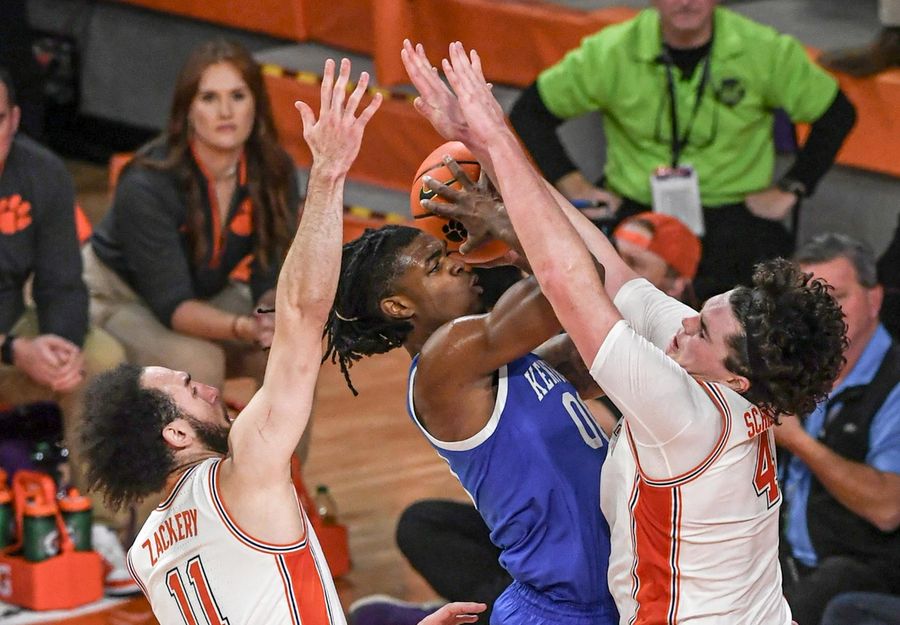 Clemson hands No. 4 Kentucky first loss under Mark Pope