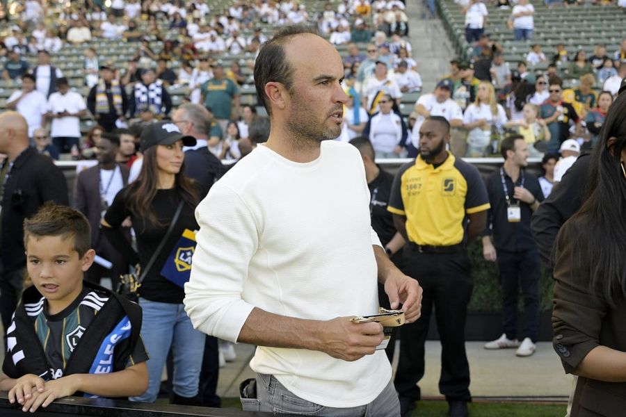 Landon Donovan critica duramente a la aerolínea tras el fiasco de los viajes durante el Mundial.