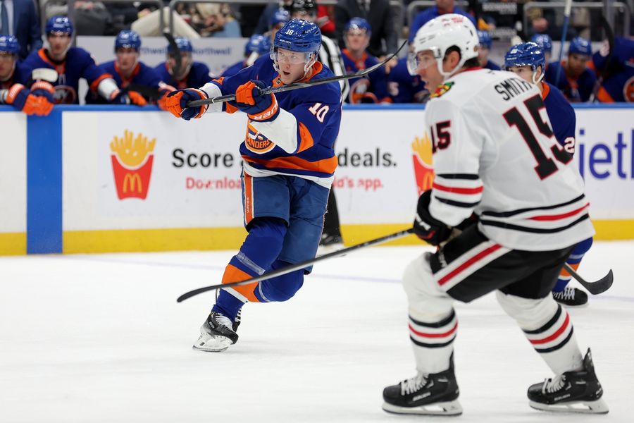 Three quick goals help Islanders edge Blackhawks