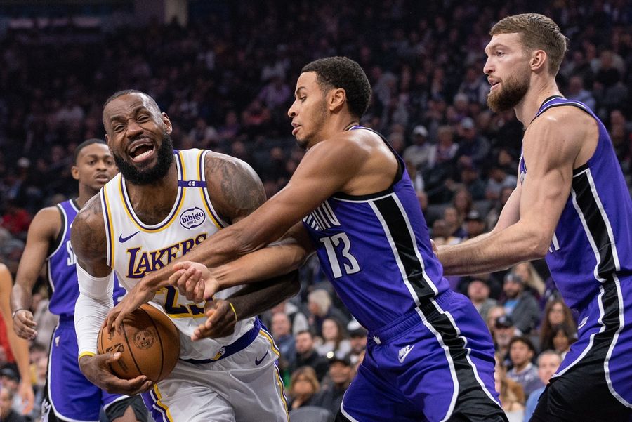 LeBron James pours in 32 points as Lakers sweep Kings