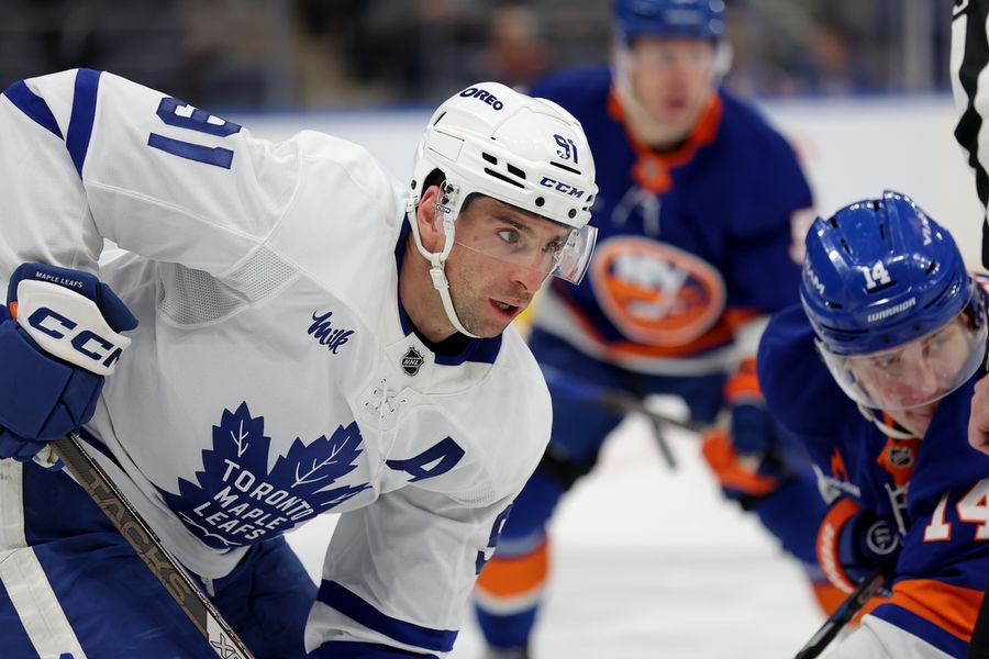 Maple Leafs' John Tavares sustains apparent injury in practice