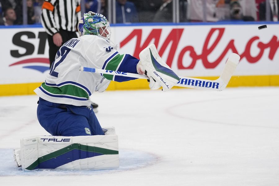 Canucks' Kevin Lankinen blanks Leafs for 4th shutout of season