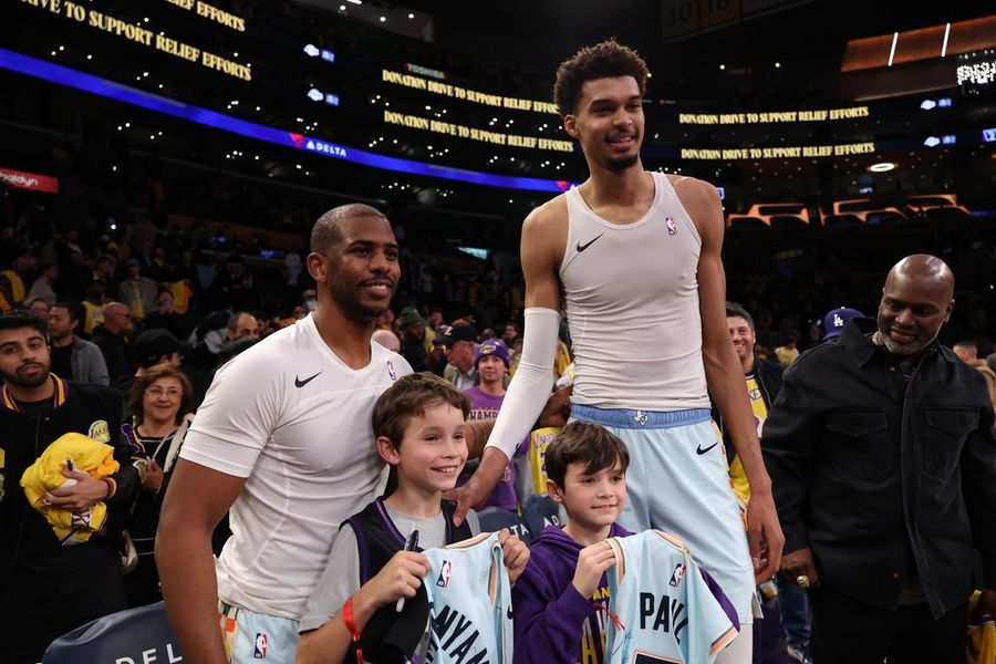 Spurs stars bring smile to JJ Redick's kids after fire