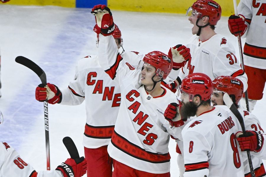 NHL: Carolina Hurricanes at Chicago Blackhawks