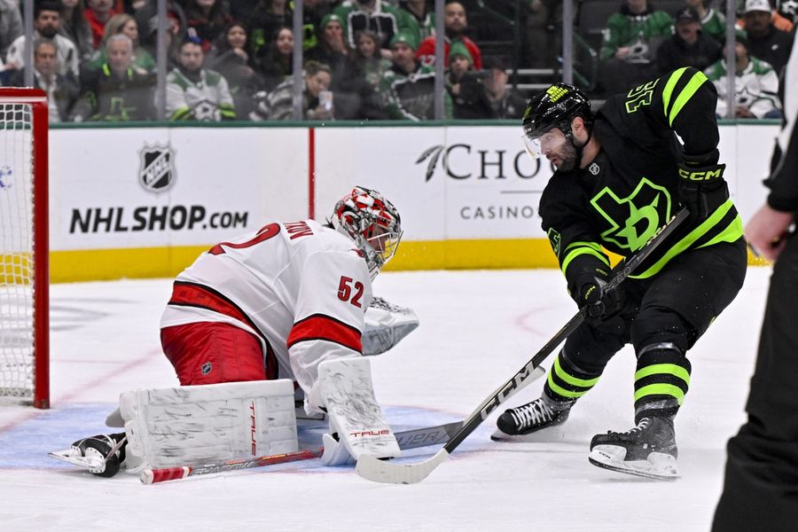 NHL: Carolina Hurricanes at Dallas Stars