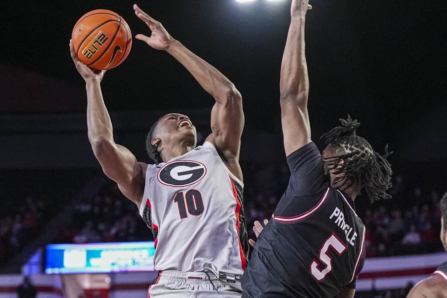 Georgia never trails in easy win over scuffling South Carolina