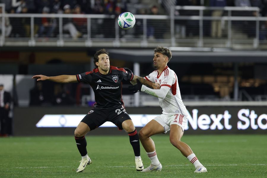 Toronto FC tie up D.C. United on penalty kick