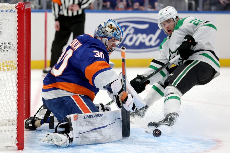 Jason Robertson's hat trick helps Stars get past Islanders