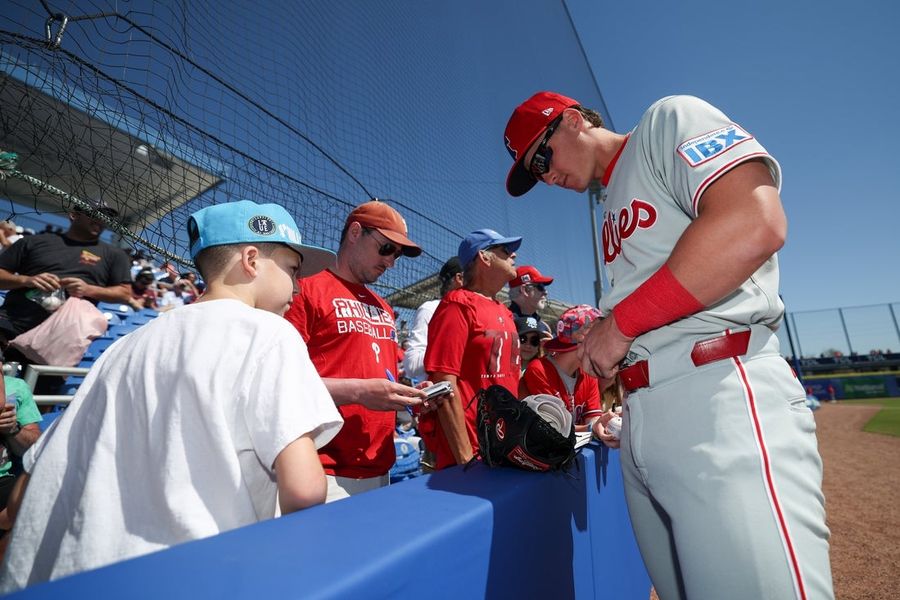 Aidan Miller, promesa de los Phillies, estará de baja entre 6 y 8 semanas por una lesión en la columna vertebral.