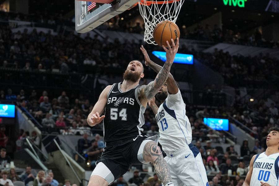 Seeking rare win streak, Spurs host struggling 76ers 