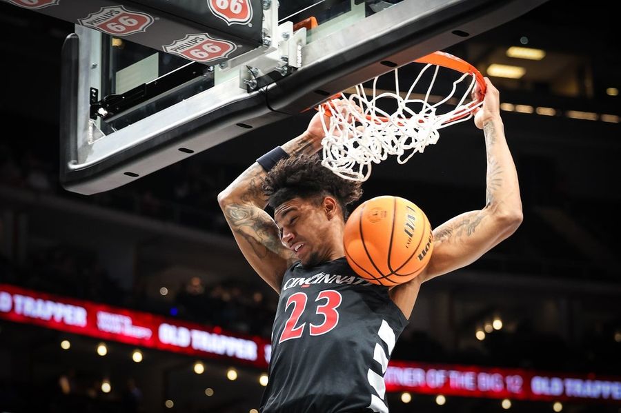 كرة السلة NCAA: دورة مؤتمر Big 12 جولة أخرى - Cinoniti vs Iowa State