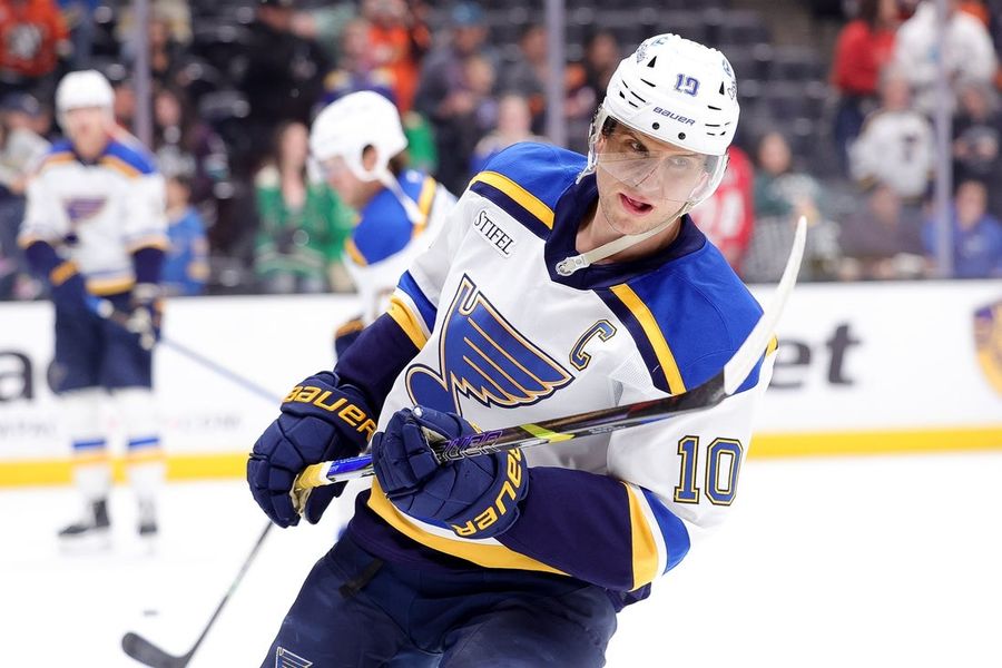 Informes: Los Blues intercambian al delantero Brayden Schenn y al defensor Justin Faulk