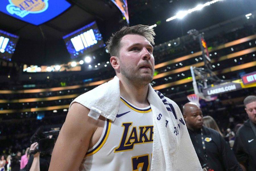 Luka Doncic de los Lakers presume su rendimiento este verano en Men's Health