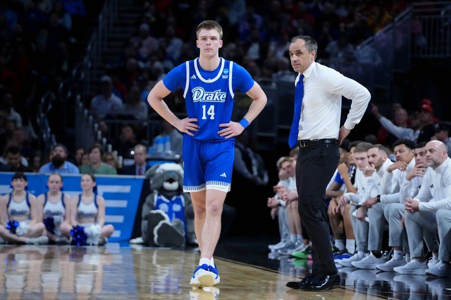 Drake standout Bennett Stirtz following coach to Iowa