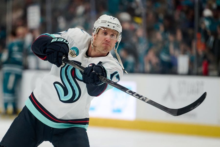 Avalanche sign F Jaden Schwartz to 3-year contract
