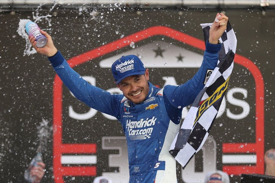 Kyle Larson dominant in Xfinity Series victory at Bristol