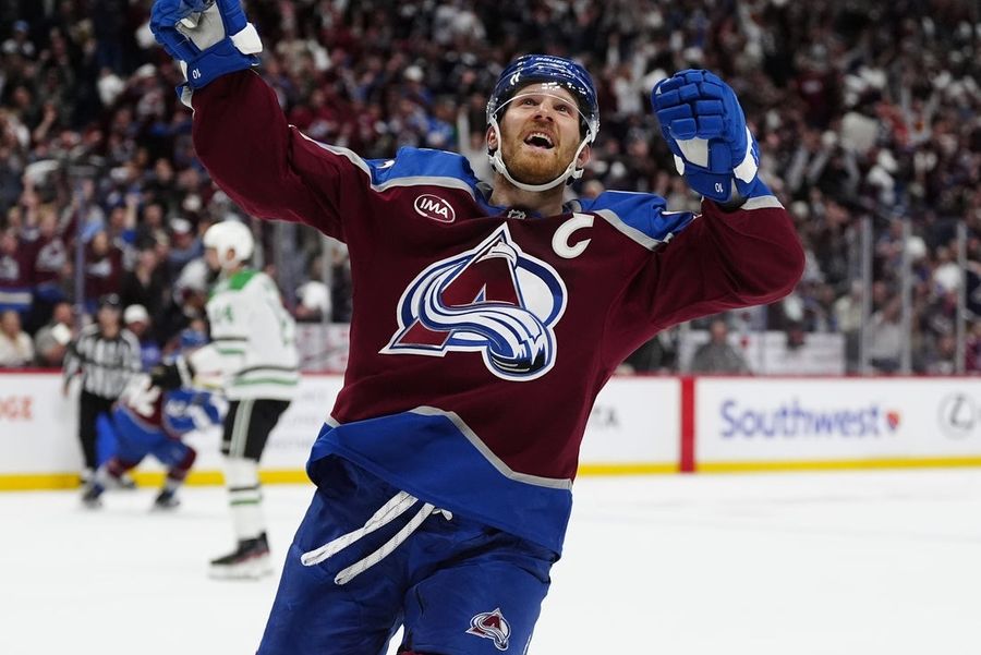 Gabriel Landeskog, Avalanche hit road for Game 5 vs. Stars
