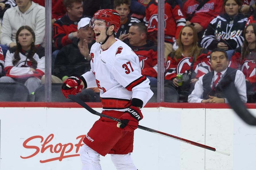 NHL: Stanley Cup Playfus-Carolina Storm على New Jersey Demons