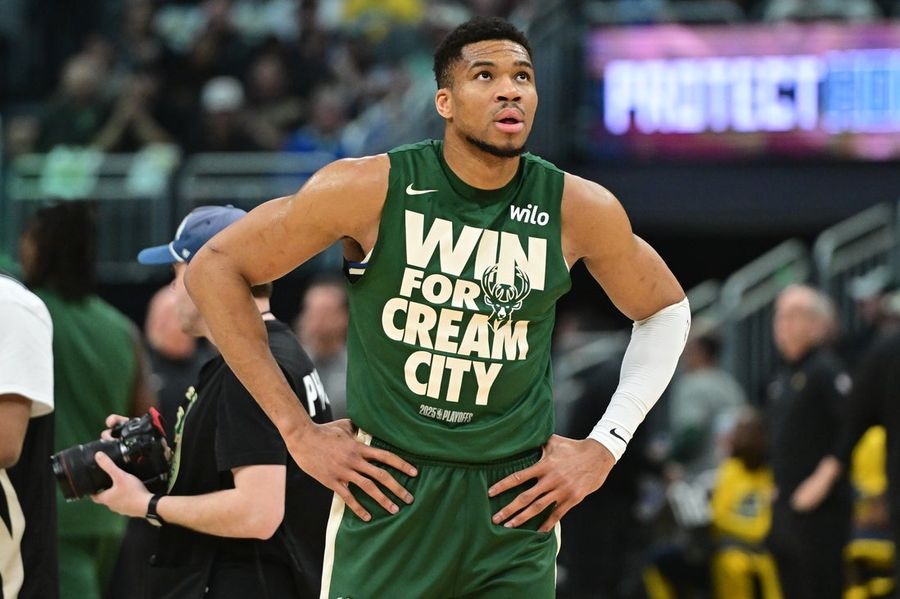 NBA: Playoff-Indiana Paper in Milwauki Box
