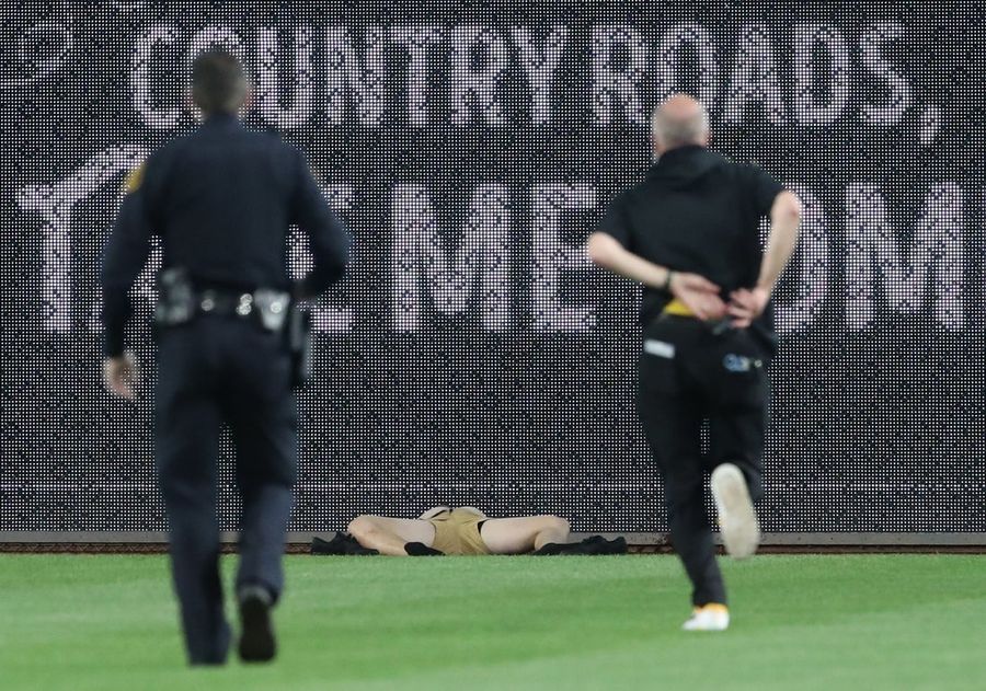 Deadspin | Fan falls 21 feet onto warning track during Cubs-Pirates game