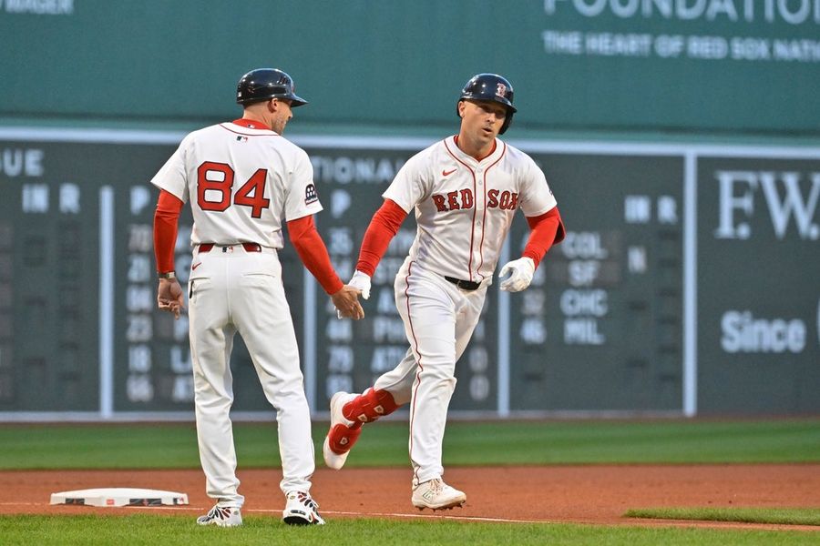 Deadspin | Rafael Devers' timely hit helps Red Sox break out late vs. Twins